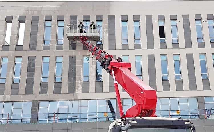 고압세척기로 외벽청소 중입니다.