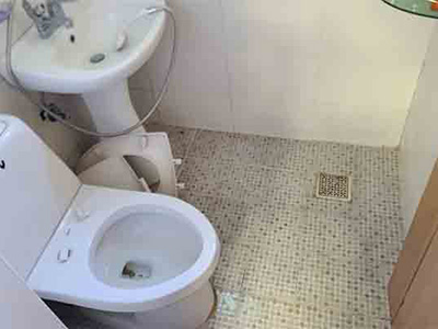 곰팡이, 폐기물 등을 제거 후 청소가 완료된 화장실입니다.